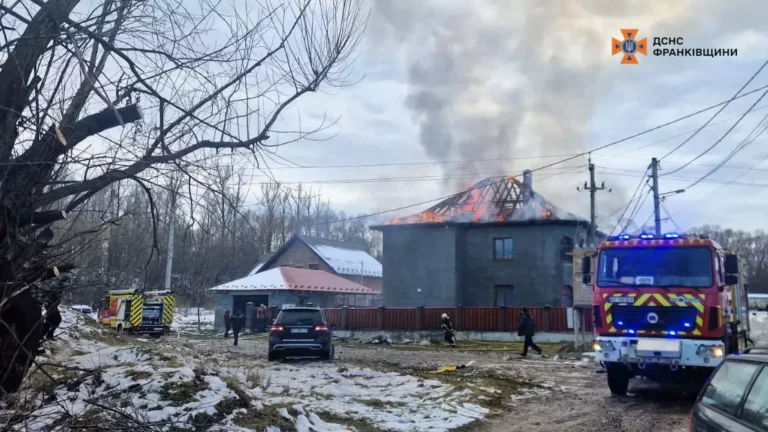 Пожежа в будинку, працюють пожежники та рятувальники.