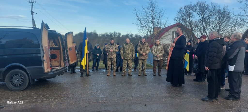 Церемонія нагородження з прапором України