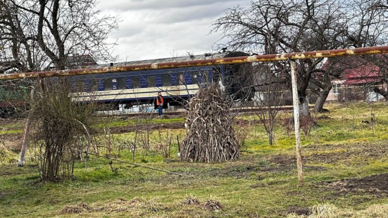 На Прикарпатті приміський потяг наїхав на пішохода