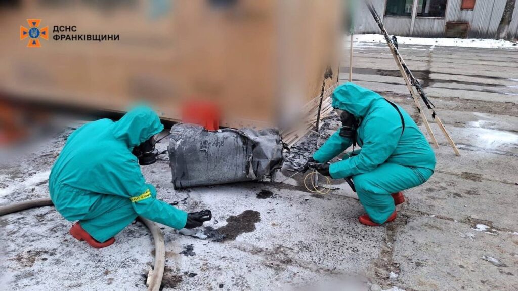 Рятувальники у спецодязі досліджують пошкоджений об'єкт.