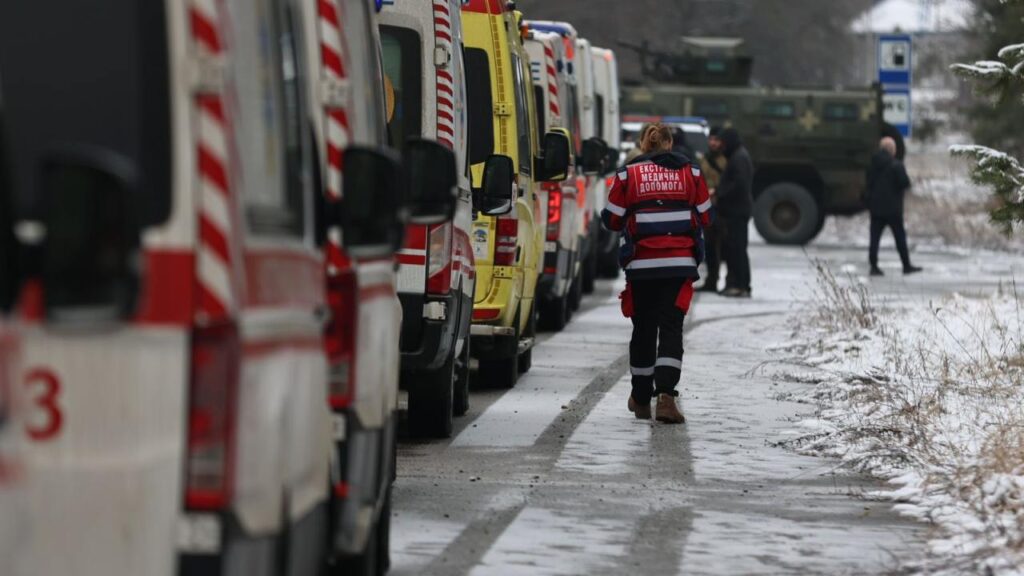 Швидка допомога у зимовій лісовій місцевості.