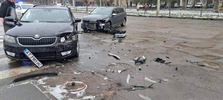 В Івано-Франківську зіткнулись два авто. ФОТО