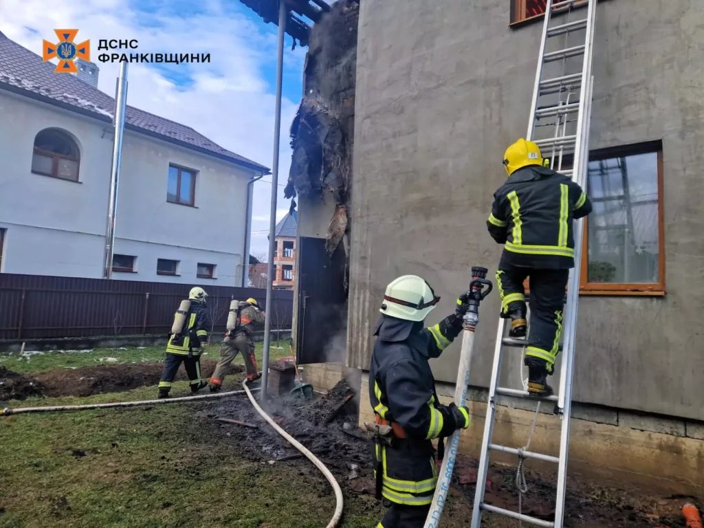 Пожежники гасать вогонь біля будинку, Франківщина