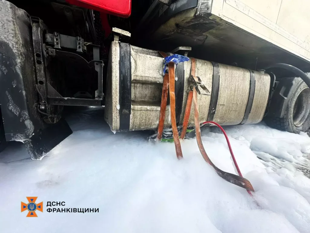 Пожежна піна біля цистерни вантажівки рятувальної служби.