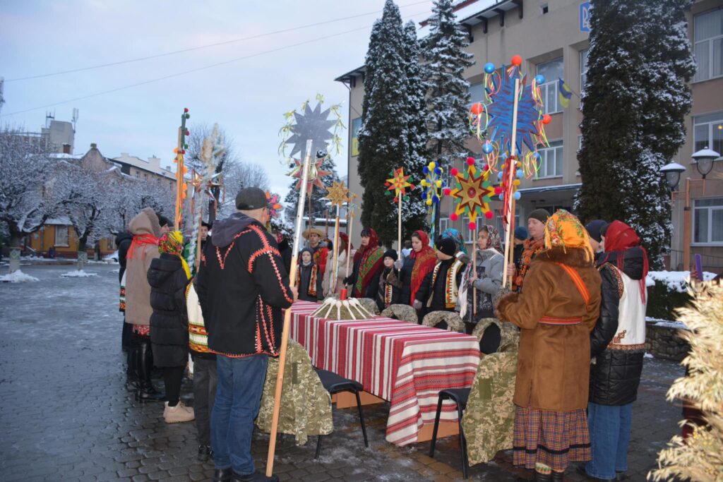 Святкування Різдва з традиційними зірками на вулиці.