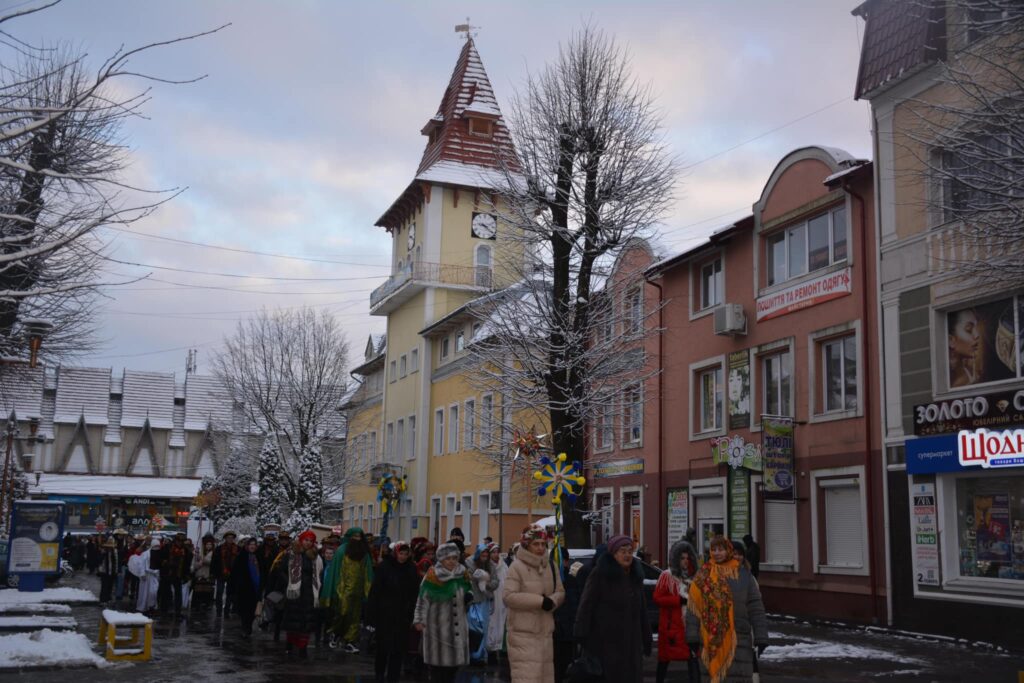 Зимова вулична хода з людьми в костюмах