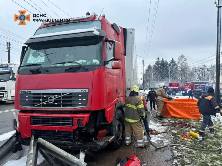 Аварія вантажівки, рятувальники працюють на місці події.