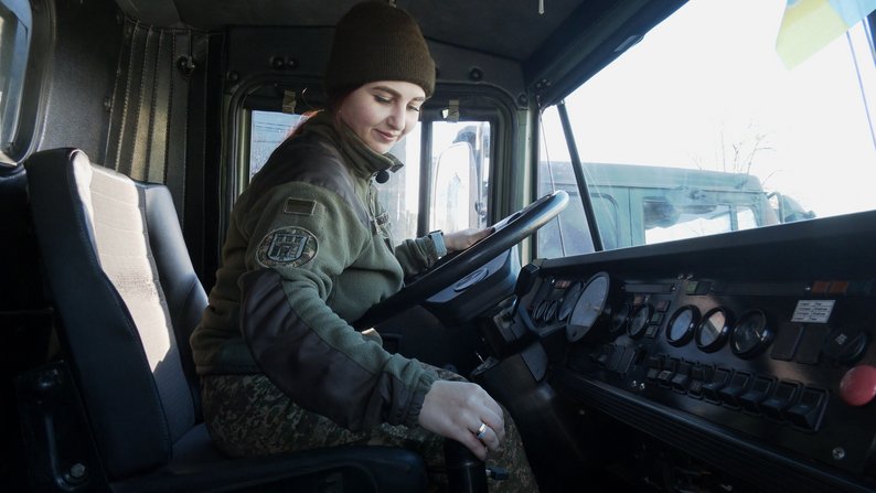 Як старша сержантка з Франківщини їздить на військових вантажівках