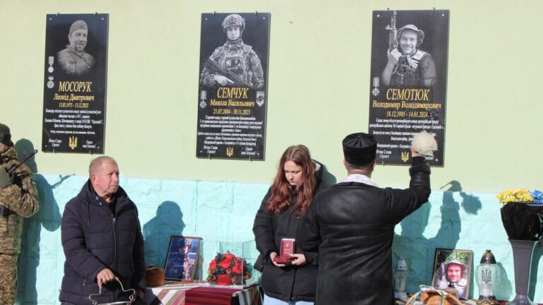 У Верховині відкрили пам'ятні дошки полеглим бійцям Миколі Семчуку й Володимиру Семотюку