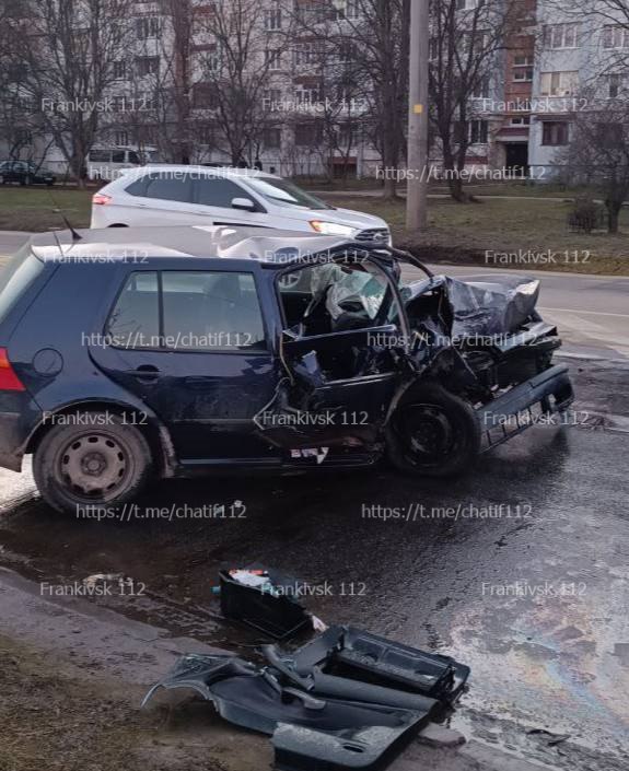 Аварія легкових автомобілів у місті, розбиті машини.