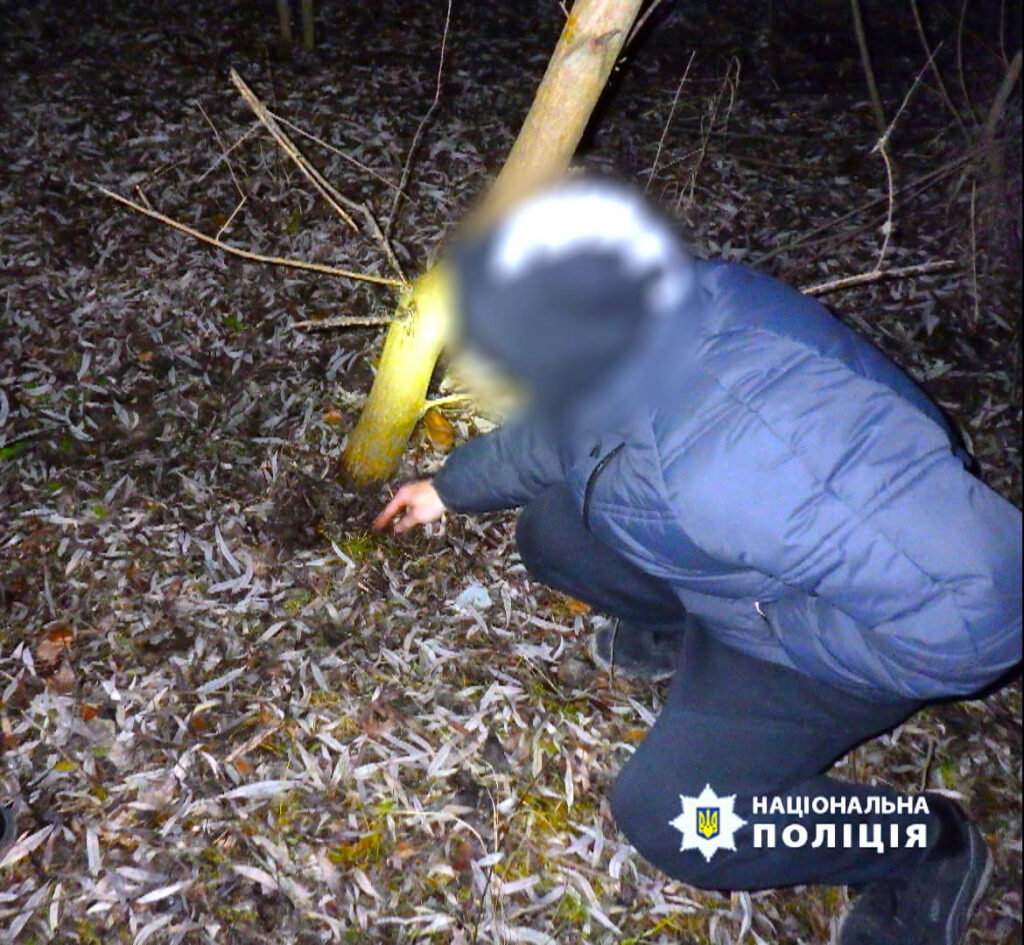 Поліція досліджує місце події в лісі.