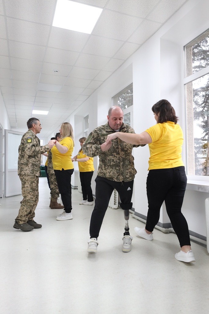 Реабілітація військових в медичному центрі, танці.