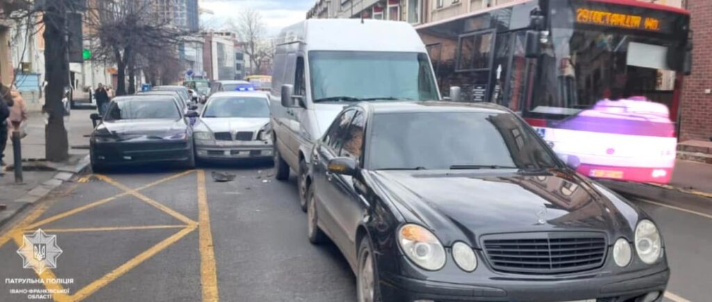 Дорожньо-транспортна пригода з кількома автомобілями