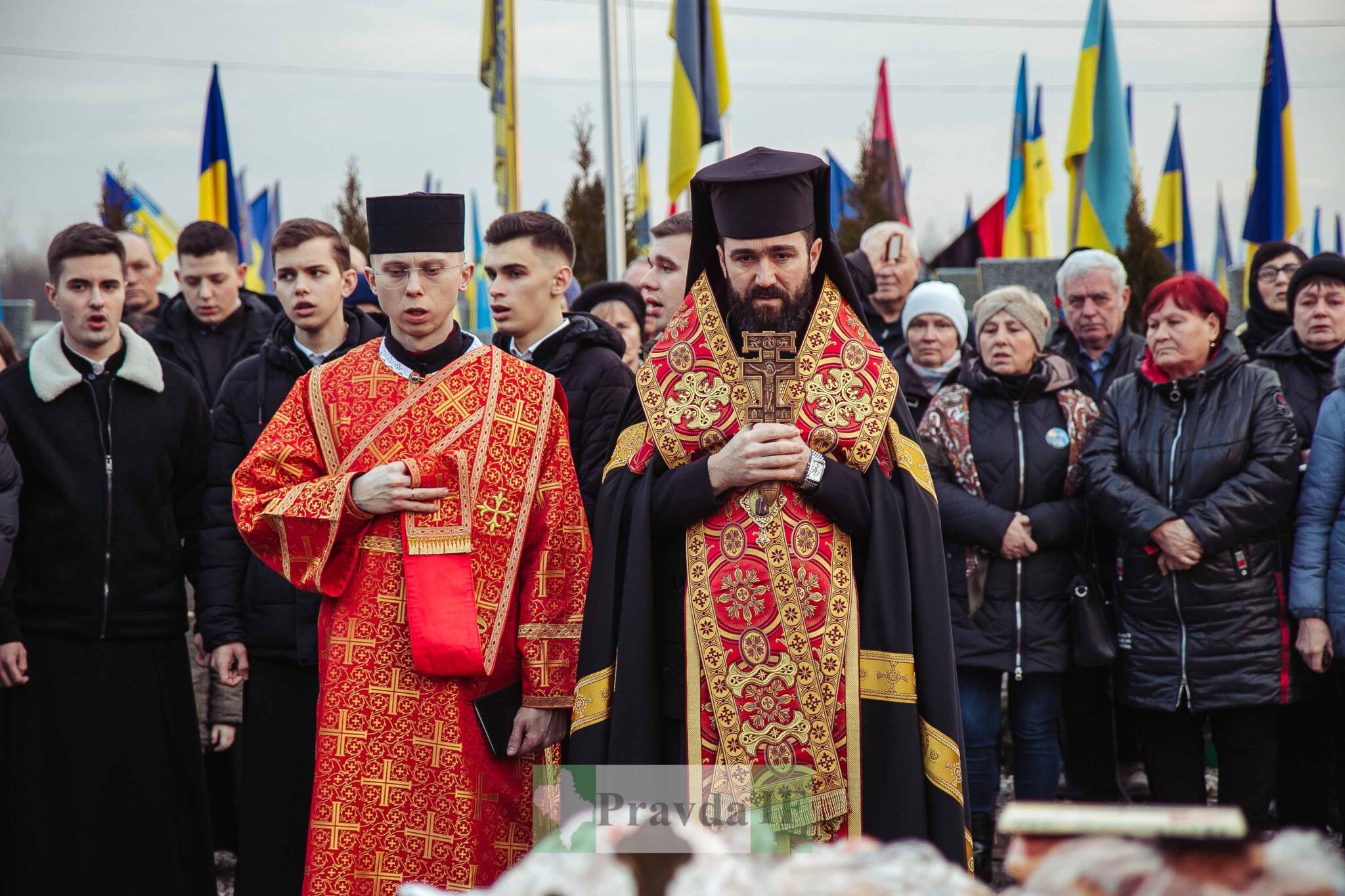 На Івано-Франківському кладовищі колядували для полеглих Героїв ВІДЕО/ФОТО