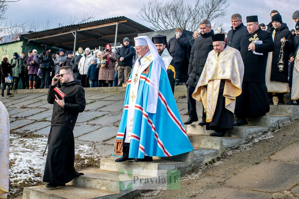 Священнослужителі на церковній процесії взимку