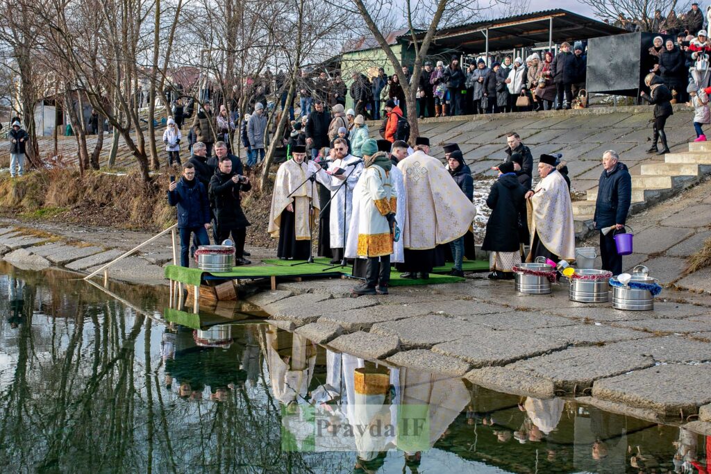 Святкування Водохреща біля водойми з людьми.