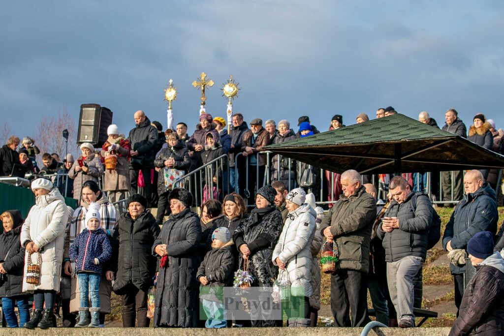 Група людей на святковому молитовному зібранні.