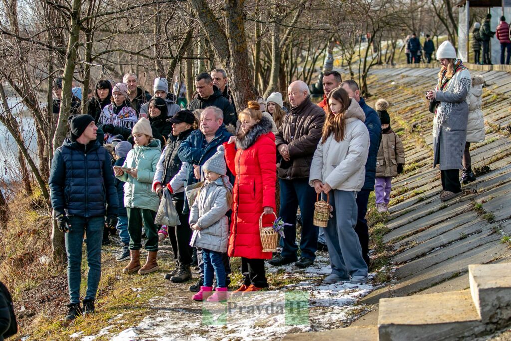 Люди з кошиками на зимовій вулиці