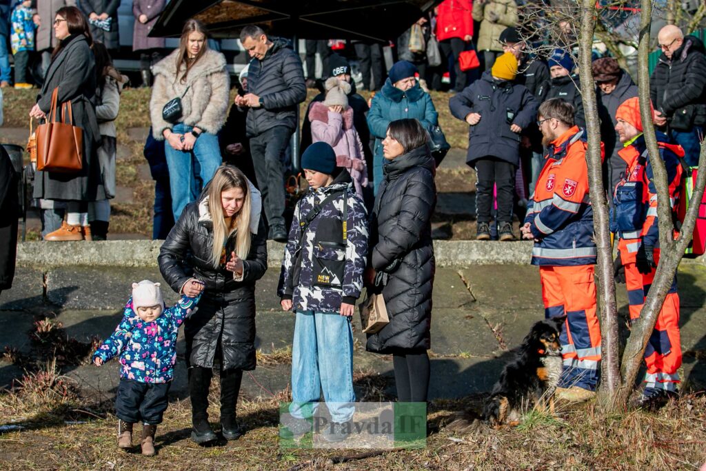 Люди зібрались на відкритому повітрі, сонячний день.