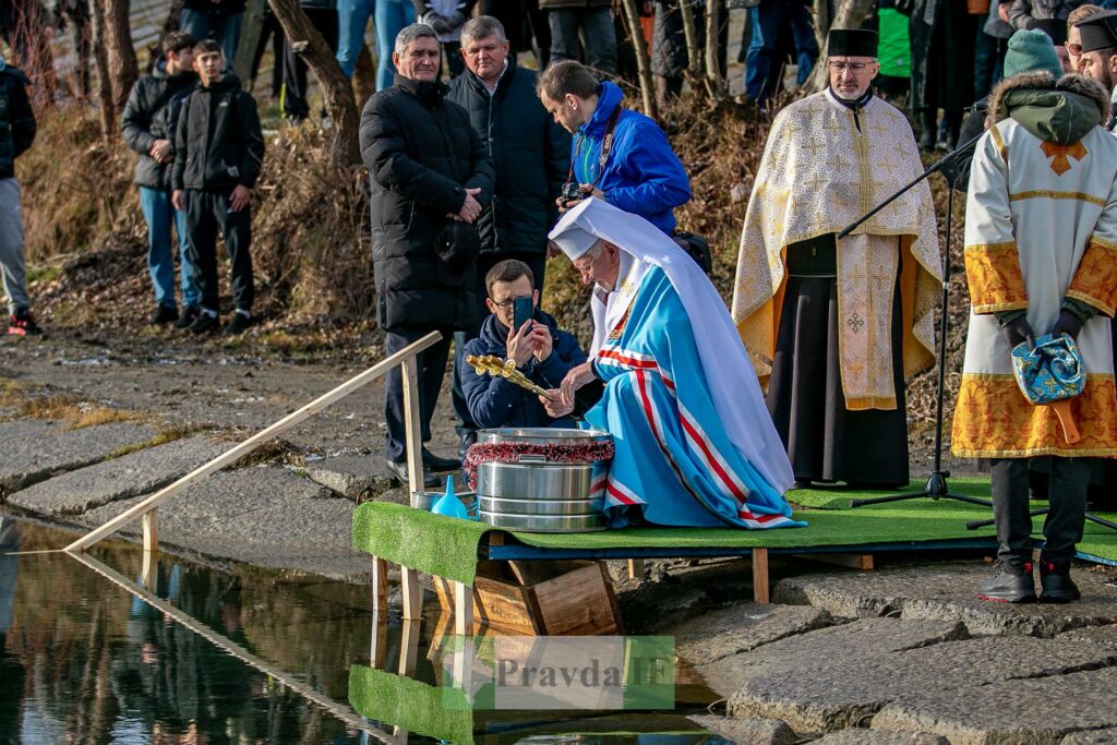 Освячення води на зимовому ритуалі біля річки