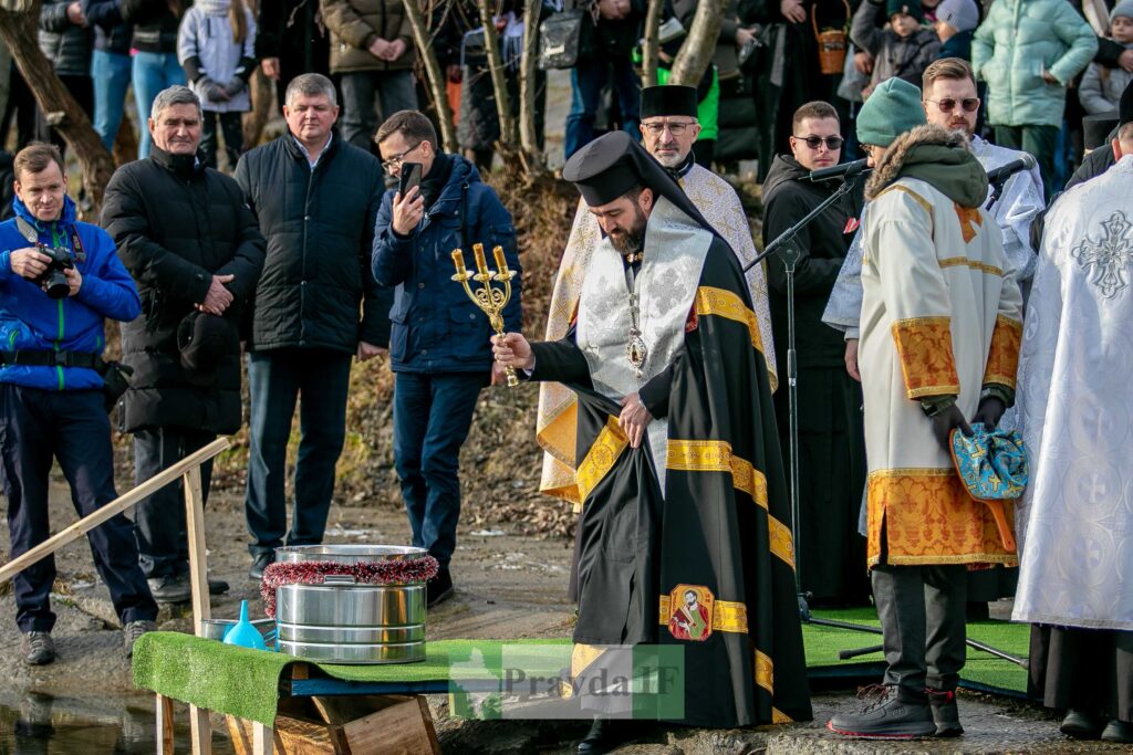 Священик освячує воду на набережній річки