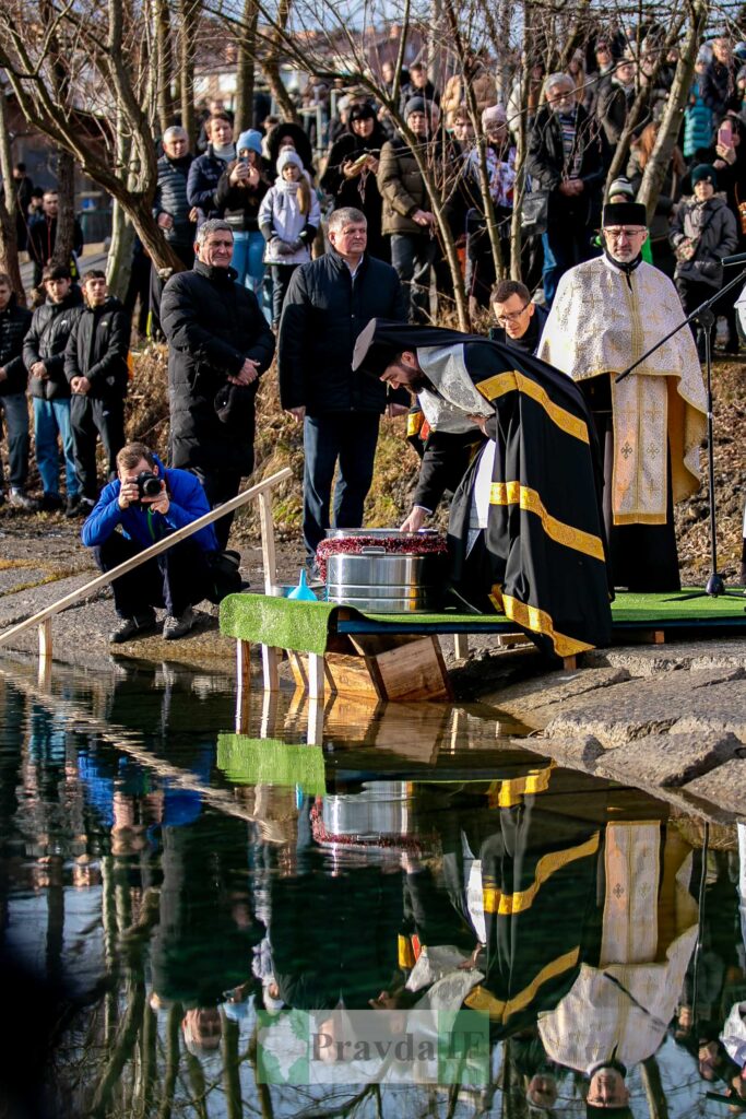 Освячення води на Водохреща, православний священик молитва