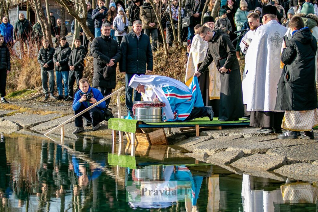 Водохреща обряд біля річки в зимовий день.