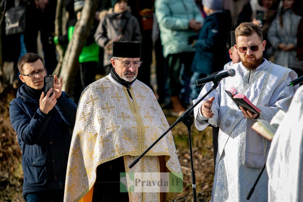 Священники на відкритому заході з читанням молитви.