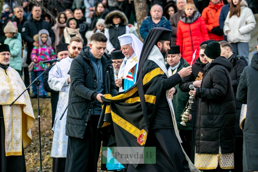 Релігійна церемонія з людьми на вулиці