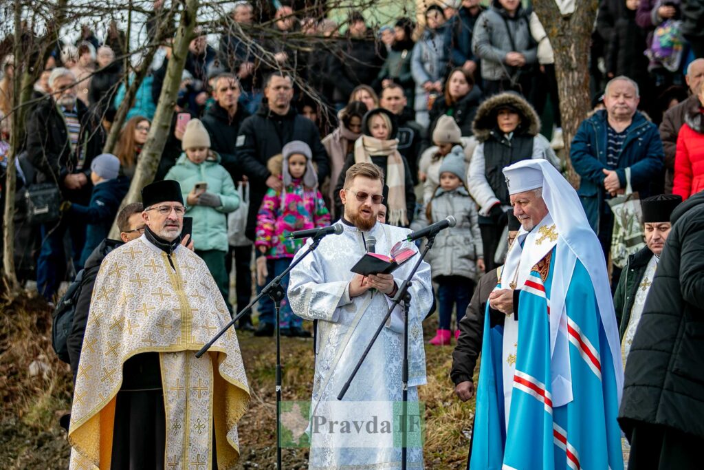 Релігійна церемонія з священиками на відкритому повітрі.