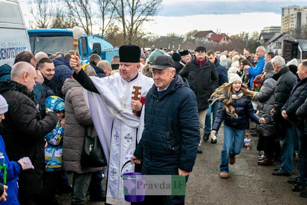 Освячення води духовним служителем на вулиці