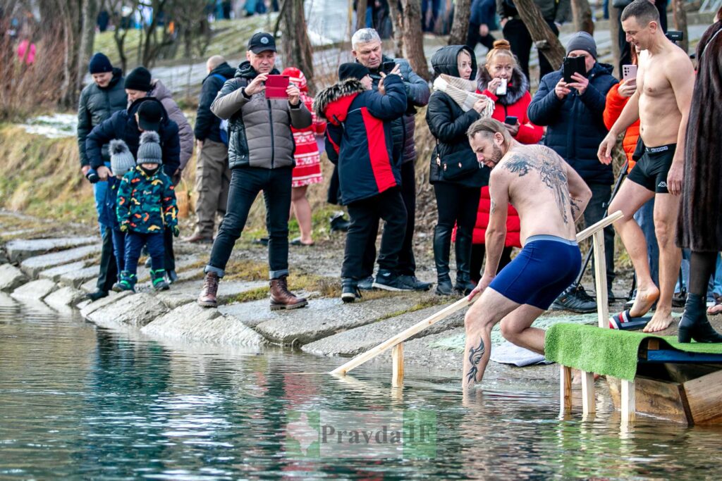 Купання в ополонці на Водохреща, люди занурюються.