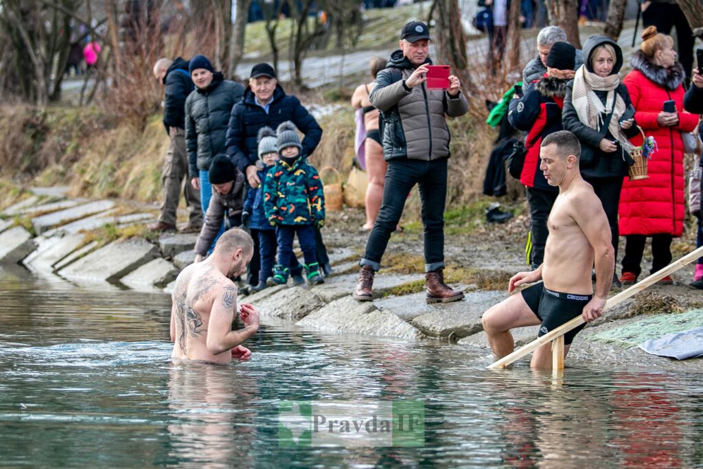 Купання в ополонці на Водохреща, люди спостерігають