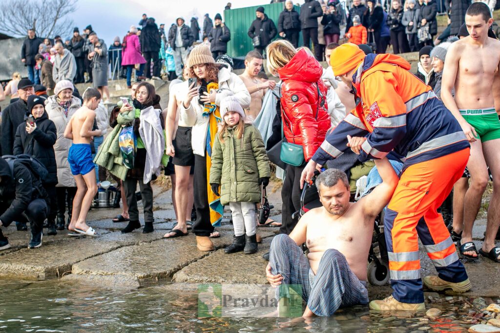 Купання на Водохреща у крижаній воді