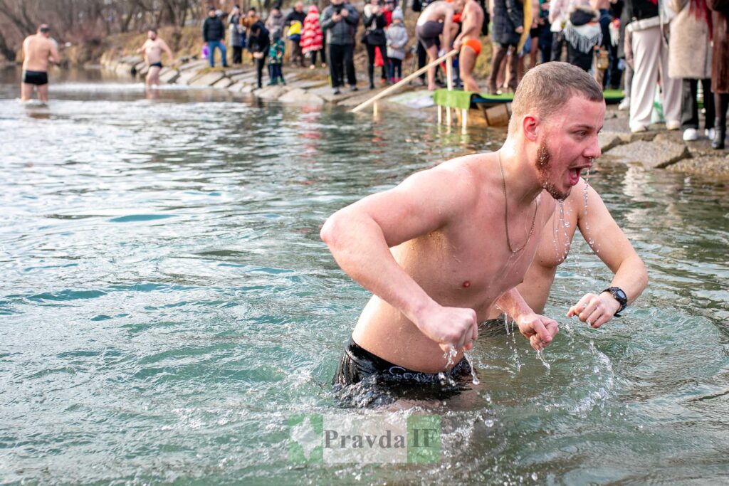 Купання на Водохреща у річці взимку.