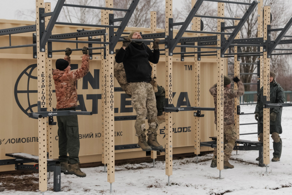 Військові тренуються на турніках на вулиці