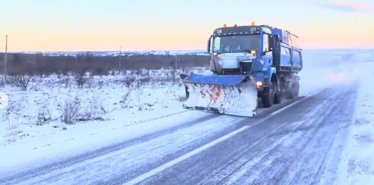 Снігоочисник чистить дорогу від снігу.