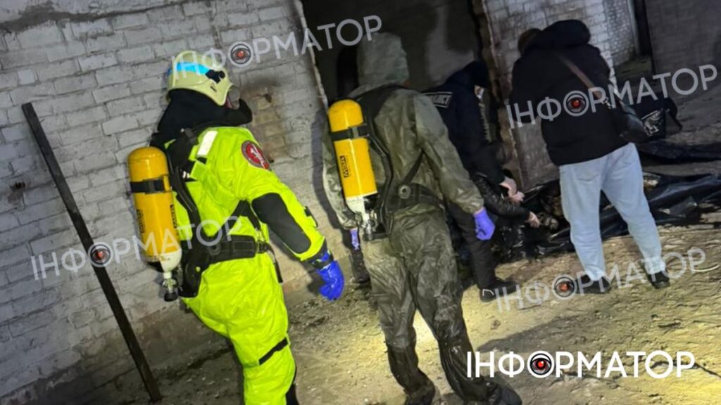 Рятувальники досліджують покинуту будівлю вночі