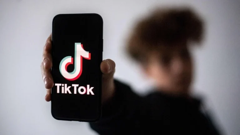 Логотип TikTok на смартфоні в руці