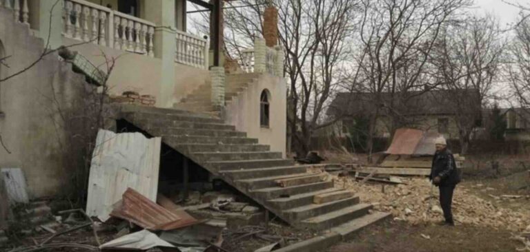 Власник постраждалого у Бовшеві внаслідок ракетного обстрілу будинку, вже понад два місяці не може отримати виплати