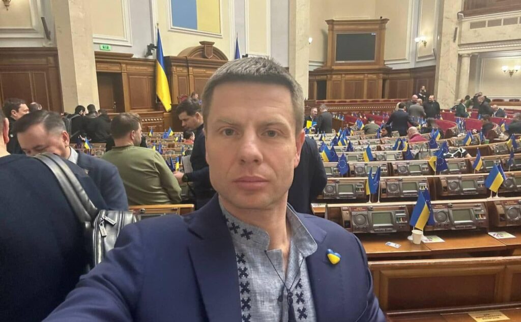 «Екзотичні танці» від депутата, який хоче стати президентом. Хто фінансує Гончаренко центри?