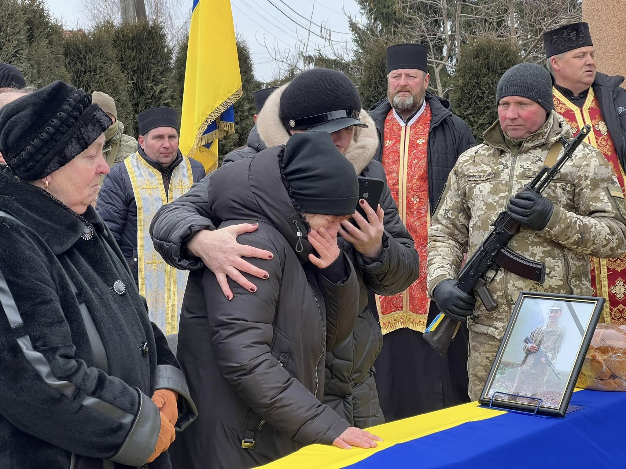 У Городенці на колінах зустріли захисника України Юрія Яринського ФОТО