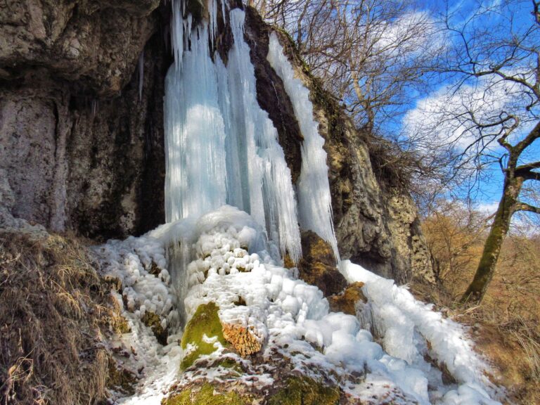 На Прикарпатті замерз водоспад Дівочі сльози, а Джуринський — частково