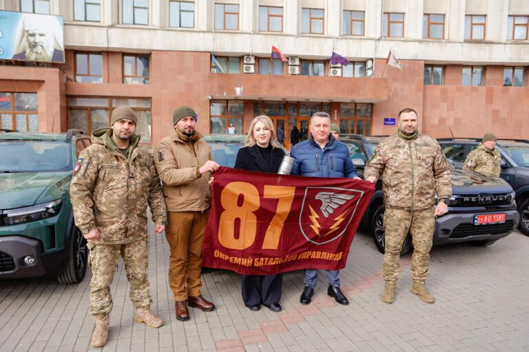 З Франківщини передали чотири автівки військовослужбовцям