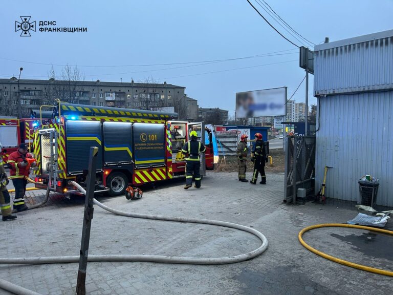 В Івано-Франківську вогнеборці ліквідували пожежу у приміщенні Нової пошти. ФОТО