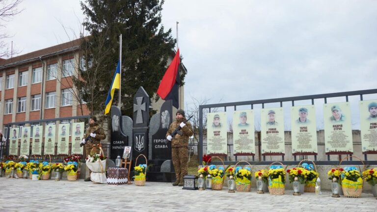 В одному з сіл Франківської громади відкрили меморіальний комплекс полеглим бійцям