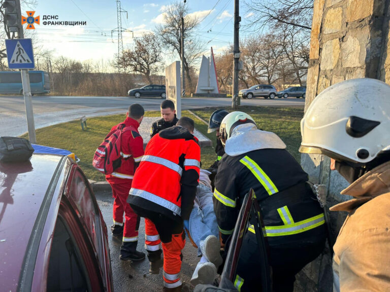 Автотроща неподалік Франківська: з понівеченого салону авто деблокували водія