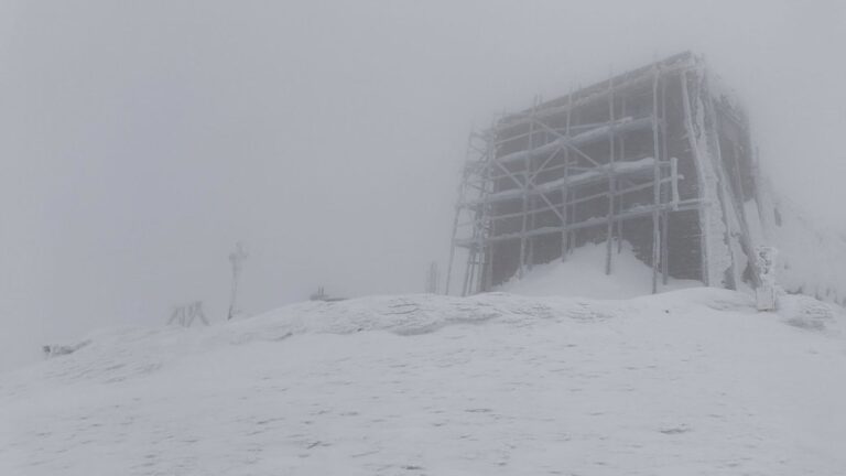 На горі Піп Іван у Карпатах температура повітря опустилася до 15° морозу