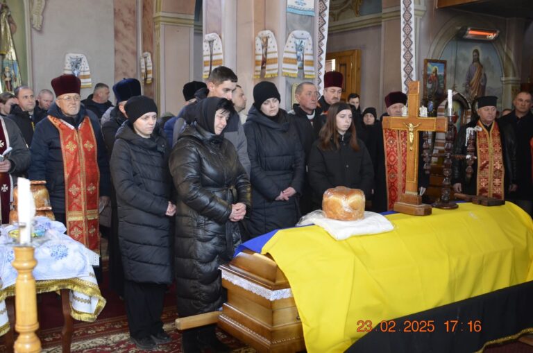 На Богородчанщині провели в останню дорогу молодого воїна Василя Цюпу. ФОТОРЕПОРТАЖ