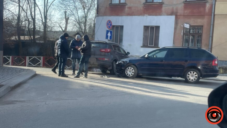 У Коломиї не розминулись два легковики. ФОТО